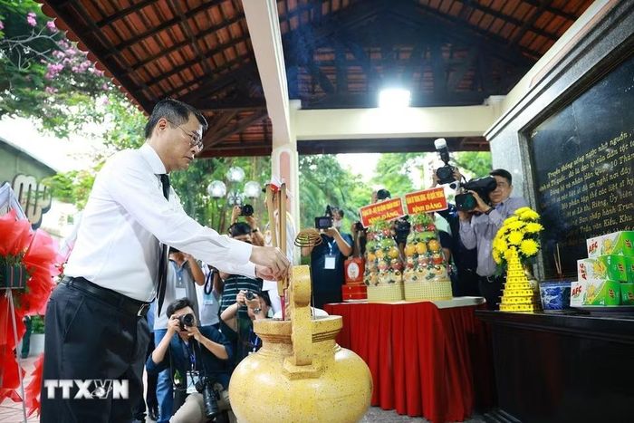 Thủ tướng Lê Minh Hưng dâng hoa, dâng hương tại bia tưởng niệm các Anh hùng liệt sỹ tại Công viên Lê Thị Riêng. (Ảnh: Dương Giang/TTXVN)