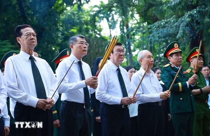 Thủ tướng Chính phủ Lê Minh Hưng dâng hoa, dâng hương tại Tượng đài Cố Tổng Bí thư Trần Phú và Bia tưởng niệm các Anh hùng liệt sỹ tại Công viên Lê Thị Riêng. (Ảnh: Dương Giang/TTXVN)
