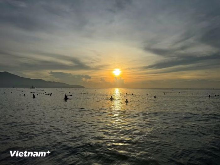 Bãi biển Mỹ Khê (Đà Nẵng) trong ánh bình minh. (Nguồn: Vietnam+)