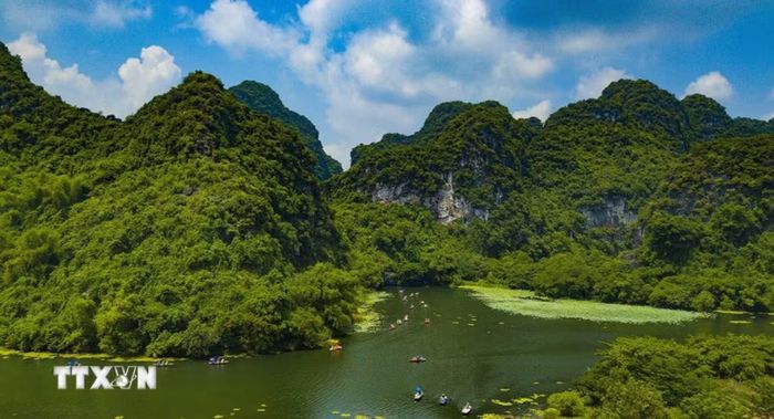 Tại Quần thể Danh thắng Tràng An, Những rặng núi đá vôi hùng vỹ, trùng trùng điệp điệp, ôm trọn các thung sâu ngập nước. (Ảnh: Minh Đức/TTXVN)