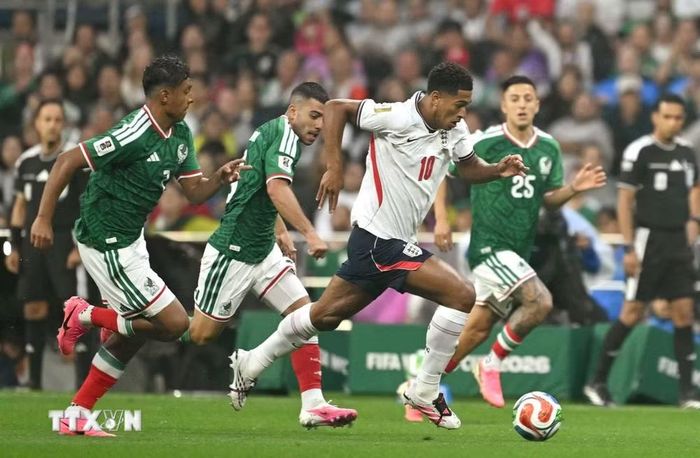 Jude Bellingham đi bóng trong vòng vây của các cầu thủ Mexico. (Ảnh: AFP/TTXVN)