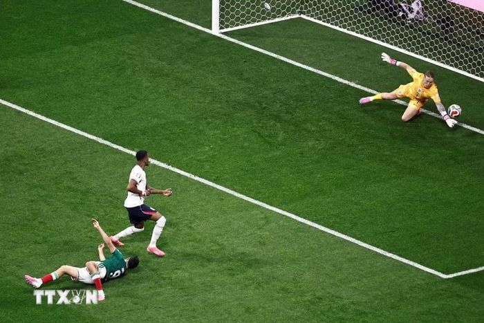 Jordan Pickford cứu thua cho đội tuyển Anh. (Ảnh: AFP/TTXVN)