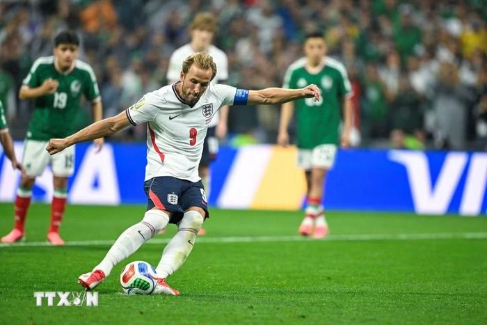 Kane ghi bàn từ chấm 11m, giúp Anh dẫn 3-1. (Ảnh: AFP/TTXVN)