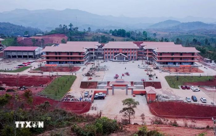 Trường Phổ thông nội trú liên cấp Tiểu học và Trung học cơ sở Si Pa Phìn, tỉnh Điện Biên được xây dựng khang trang, chuẩn bị khánh thành. (Ảnh: TTXVN phát)