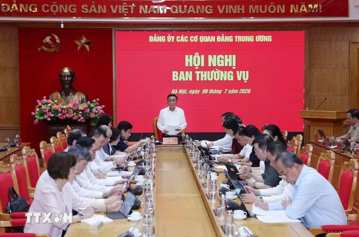 Đồng chí Trần Cẩm Tú, Ủy viên Bộ Chính trị, Thường trực Ban Bí thư, Bí thư Đảng ủy các cơ quan Đảng Trung ương, chủ trì hội nghị. (Ảnh: Phương Hoa/TTXVN)
