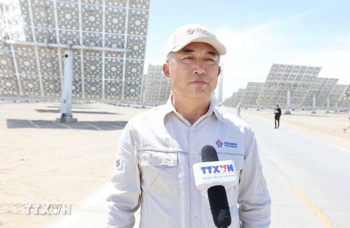 Ông Lưu Phúc Quốc, Tổng Giám đốc Công ty Trách nhiệm hữu hạn Tiết kiệm năng lượng Shouhang Đôn Hoàng, trả lời phỏng vấn phóng viên TTXVN. (Ảnh: Công Tuyên/TTXVN)