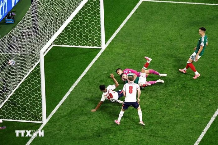 Jude Bellingham nhân đôi cách biệt. (Ảnh: AFP/TTXVN)
