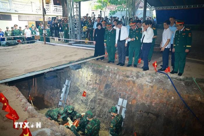 Thủ tướng Lê Minh Hưng kiểm tra công tác tìm kiếm, quy tập hài cốt liệt sỹ tại Công viên Lê Thị Riêng, phường Hòa Hưng, Thành phố Hồ Chí Minh. (Ảnh: Dương Giang/TTXVN)