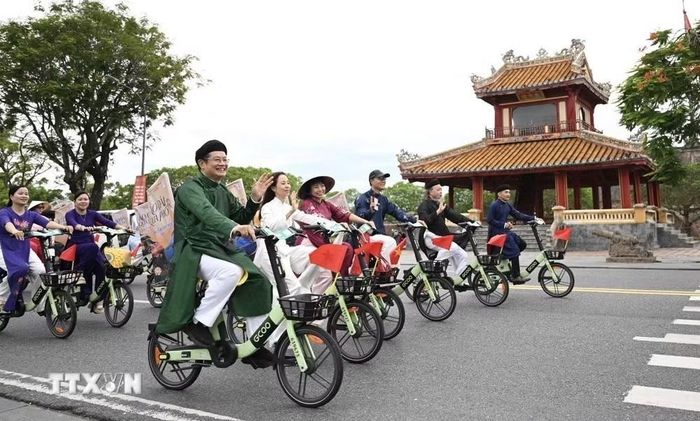 200 người mặc áo dài truyền thống và đạp xe qua nhiều tuyến đường - một hoạt động trong khuôn khổ Tuần lễ Áo dài Huế năm 2026, diễn ra từ ngày 3-10/7. (Ảnh: Văn Dũng/TTXVN)