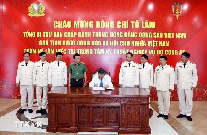 Tổng Bí thư, Chủ tịch nước Tô Lâm ghi sổ lưu niệm. (Ảnh: Thống Nhất/TTXVN)