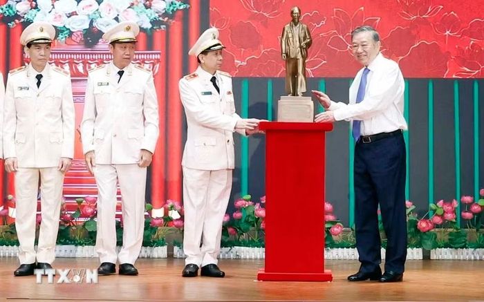 Tổng Bí thư, Chủ tịch nước Tô Lâm trao tặng bức tượng Chủ tịch Hồ Chí Minh cho Trung tâm Kỹ thuật nghiệp vụ (Bộ Công an). (Ảnh: Thống Nhất/ TTXVN)