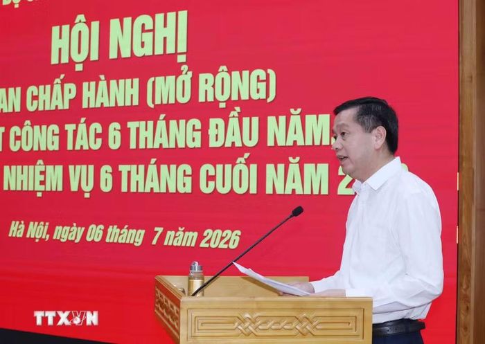 Đồng chí Nguyễn Long Hải, Ủy viên Trung ương Đảng, Phó Bí thư Thường trực Đảng ủy các cơ quan Đảng Trung ương trình bày báo cáo tại hội nghị. (Ảnh: Phương Hoa/TTXVN)