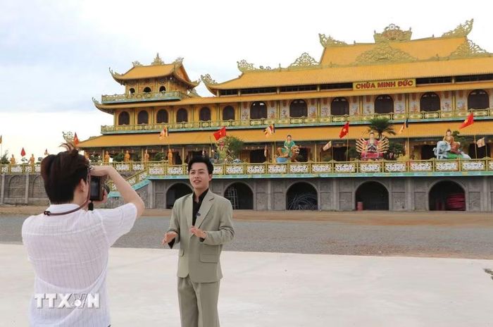 Các bạn trẻ tạo các video sinh động, chân thực về văn hóa, ẩm thực và thiên nhiên địa phương. (Ảnh: Đinh Hương/TTXVN)