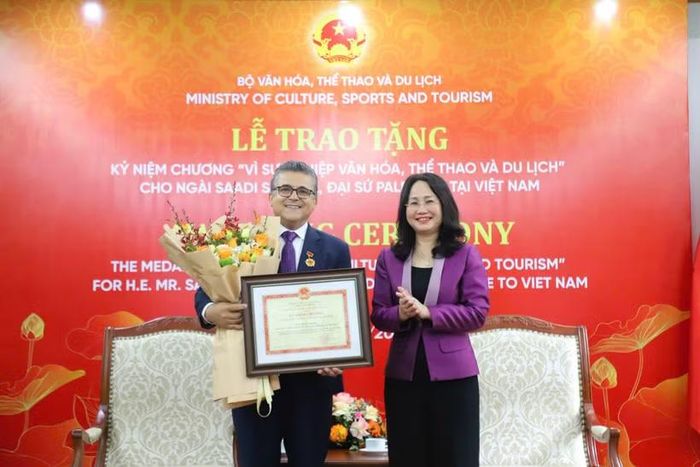 Bộ trưởng Lâm Thị Phương Thanh trao Kỷ niệm chương “Vì sự nghiệp Văn hóa, Thể thao và Du lịch” cho Đại sứ Saadi Salama. (Ảnh: BVHTTDL)