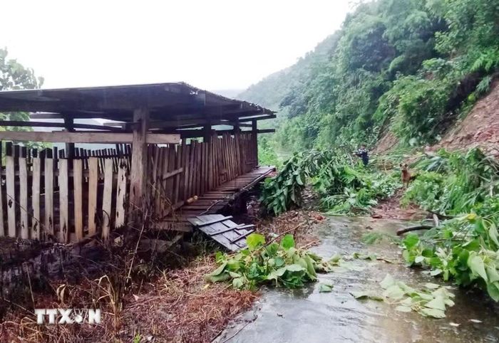 Do ảnh hưởng của hoàn lưu bão số 1 trên địa bàn tỉnh Lai Châu có mưa lớn gây sạt lở nghiêm trọng nhiều tuyến đường. (Ảnh: TTXVN phát)