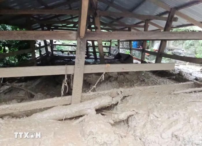 Mưa lớn làm sạt lở đất đá gây thiệt hại nhiều tài sản và hoa màu của người dân trên địa bàn xã Lê Lợi, tỉnh Lai Châu. (Ảnh: TTXVN phát)