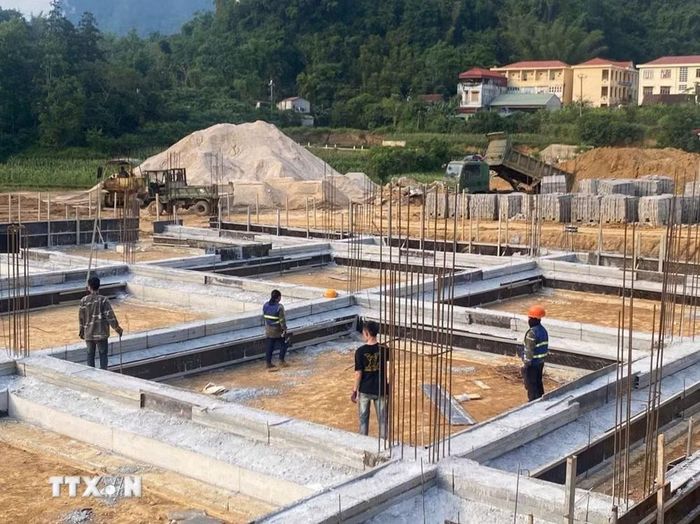 Nhà thầu đang khẩn trương đẩy mạnh tiến độ thi công công trình Trường Nội trú liên cấp. Ảnh minh họa. (Ảnh: Quốc Đạt/TTXVN)