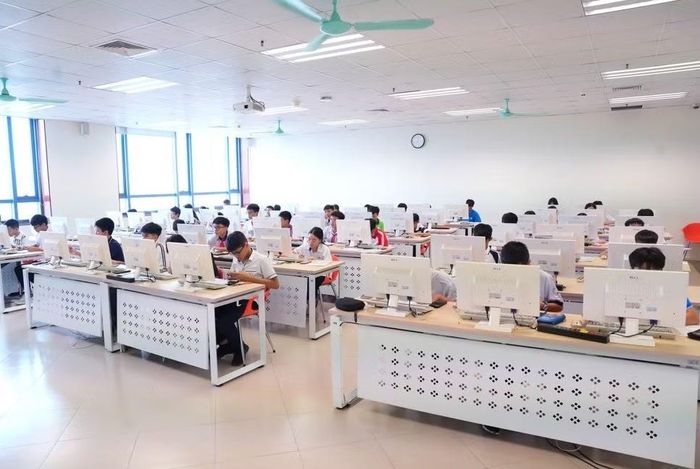 Năm nay là lần đầu tiên cuộc thi được tổ chức theo hình thức trực tuyến. Trong ảnh, thí sinh dự thi vòng chung kết tại Hà Nội. (Ảnh: Vietnam+)