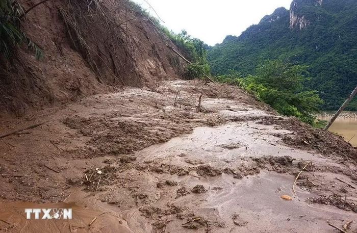 Bùn tràn gây tắc đường hoàn toàn tại Km5+350 trên tuyến đường Huổi Só-Huổi Lóng. (Ảnh: TTXVN phát)