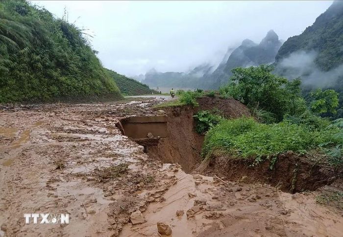 Điểm sạt lở taluy âm tại Km2+250 tuyến đường Huổi Só-Huổi Lóng. (Ảnh: TTXVN phát)
