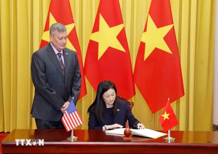 Đại sứ Hợp chúng quốc Hoa Kỳ Jennifer Wicks McNamara ghi lưu bút. (Ảnh: Thống Nhất/TTXVN)