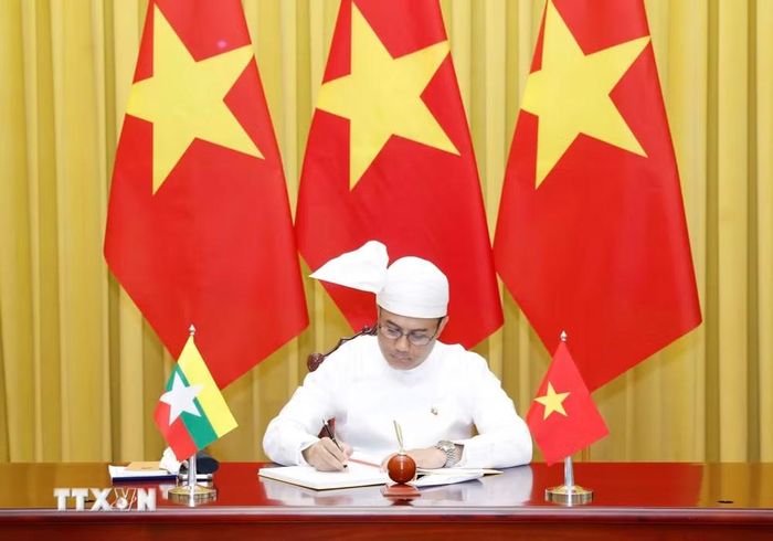 Đại sứ Cộng hòa Liên bang Myanmar Wai Linn ghi lưu bút. (Ảnh: Thống Nhất/TTXVN)