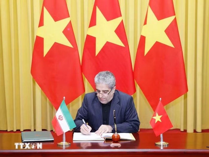 Đại sứ Cộng hòa Hồi giáo Iran Akbar Ghasemi Ali Abadi ghi lưu bút. (Ảnh: Thống Nhất/TTXVN)