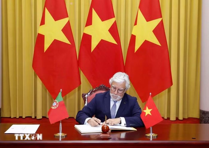 Đại sứ Bồ Đào Nha Joaquim Alberto De Sousa Moreira De Lemos ghi lưu bút. (Ảnh: Thống Nhất/TTXVN)