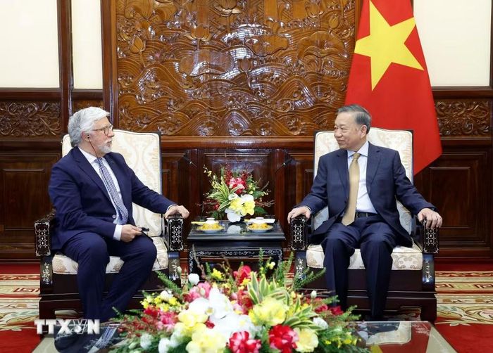 Tổng Bí thư, Chủ tịch nước Tô Lâm và Đại sứ Bồ Đào Nha Joaquim Alberto De Sousa Moreira De Lemos. (Ảnh: Thống Nhất/TTXVN)