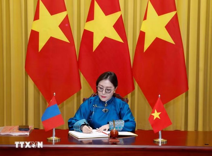 Đại sứ Mông Cổ Hulan Ganbaatar ghi lưu bút. (Ảnh: Thống Nhất/TTXVN)