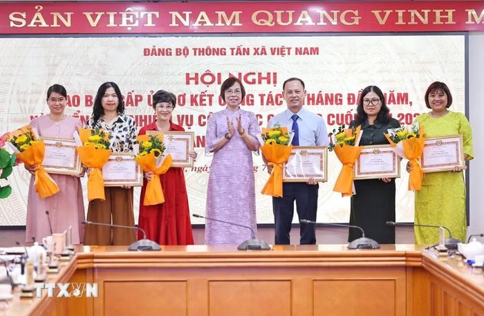 Đồng chí Vũ Việt Trang, Ủy viên Ban Thường vụ Đảng ủy các cơ quan Đảng Trung ương, Bí thư Đảng ủy, Tổng Giám đốc TTXVN, Phó Trưởng Ban Tuyên giáo và Dân vận Trung ương trao tặng Bằng khen của Đảng ủy Chính phủ cho các đảng viên "Hoàn thành xuất sắc nhiệm vụ” 5 năm liền (2021-2025). (Ảnh: Minh Đức/TTXVN)