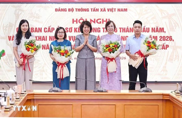 Đồng chí Nguyễn Thị Hoàng Vân, Phó Bí thư Đảng ủy, Trưởng Ban Tuyên giáo và Dân vận Đảng ủy các cơ quan Đảng Trung ương chúc mừng các đồng chí đảm nhận thêm nhiệm vụ mới. (Ảnh: Minh Đức/TTXVN)