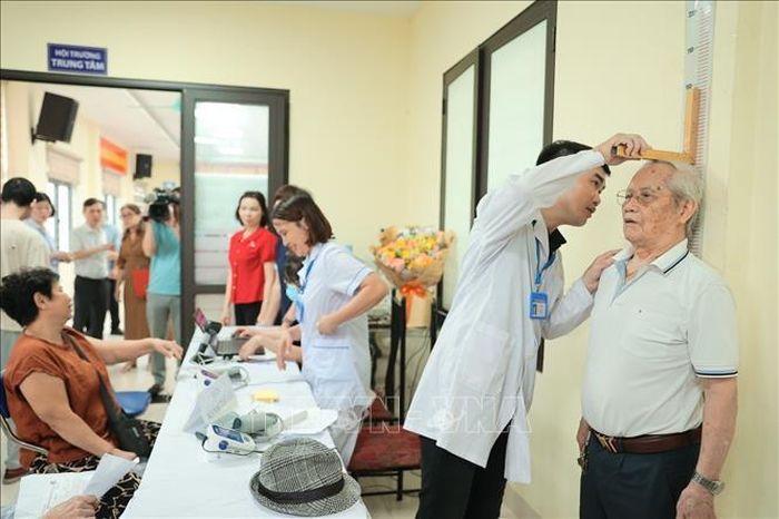 Chương trình khám sức khỏe định kỳ miễn phí chính thức được triển khai đồng loạt toàn thành phố, đánh dấu bước khởi đầu chính sách chăm sóc sức khỏe toàn dân quy mô lớn nhất từ trước đến nay của Hà Nội. Ảnh: Minh Quyết/TTXVN