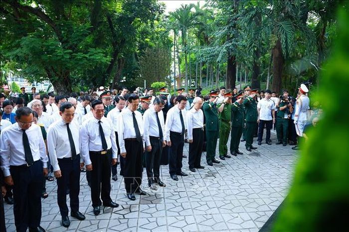 Thủ tướng Lê Minh Hưng dâng hoa, dâng hương tại tượng đài Cố Tổng Bí thư Trần Phú và Bia tưởng niệm các Anh hùng liệt sĩ tại Công viên Lê Thị Riêng. Ảnh: Dương Giang/TTXVN