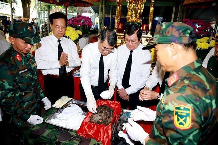 Thủ tướng Lê Minh Hưng cùng các lực lượng tham gia quy tập hài cốt liệt sĩ tại Công viên Lê Thị Riêng, phường Hòa Hưng, T.P Hồ Chí Minh. Ảnh: Dương Giang/TTXVN