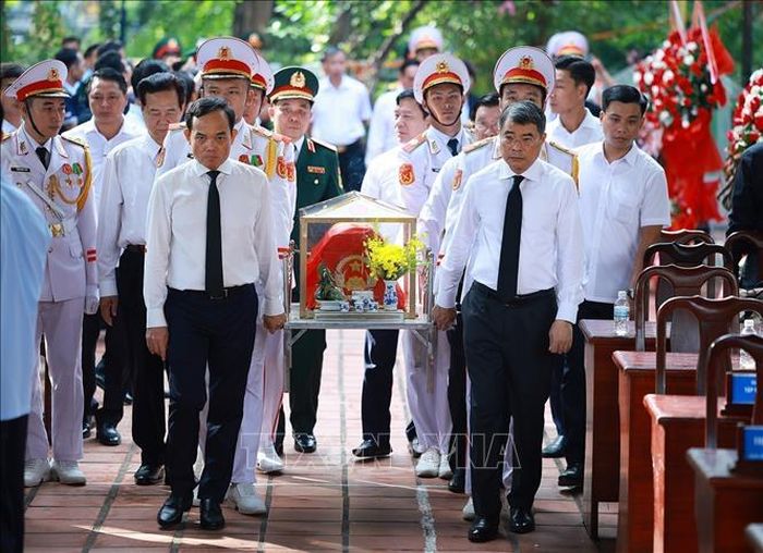 Thủ tướng Lê Minh Hưng và Bí thư Thành ủy TP Hồ Chí Minh Trần Lưu Quang đưa hài cốt liệt sĩ tại Công viên Lê Thị Riêng, phường Hòa Hưng, T.P Hồ Chí Minh về nơi quy tập. Ảnh: Dương Giang/TTXVN