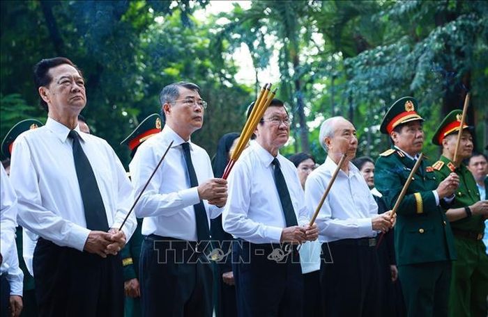 Thủ tướng Lê Minh Hưng dâng hoa, dâng hương tại tượng đài Cố Tổng Bí thư Trần Phú và Bia tưởng niệm các Anh hùng liệt sĩ tại Công viên Lê Thị Riêng. Ảnh: Dương Giang/TTXVN