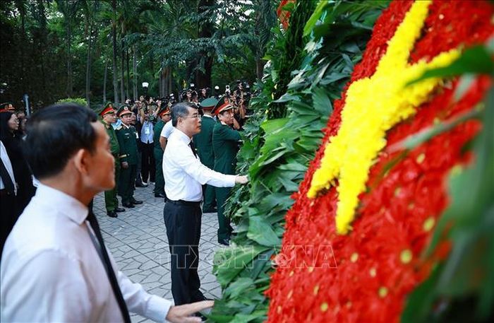 Thủ tướng Chính phủ Lê Minh Hưng dâng hoa, dâng hương tại Tượng đài Cố Tổng Bí thư Trần Phú và Bia tưởng niệm các Anh hùng liệt sĩ tại Công viên Lê Thị Riêng. Ảnh: Dương Giang/TTXVN