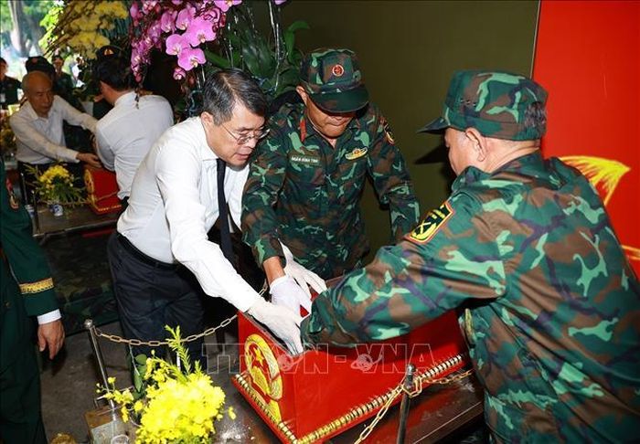 Thủ tướng Lê Minh Hưng tham gia cùng lực lượng tìm kiếm, quy tập hài cốt liệt sĩ tại Công viên Lê Thị Riêng, phường Hòa Hưng, T.P Hồ Chí Minh. Ảnh: Dương Giang/TTXVN