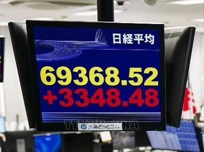 Bảng điện tử hiển thị chỉ số Nikkei tại Tokyo, Nhật Bản ngày 15/6/2026. Ảnh: Kyodo/TTXVN