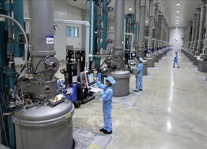 Dây chuyền sản xuất nguyên liệu để chế tạo pin năng lượng mặt trời tại Công ty TNHH JA Solar Việt Nam, vốn đầu tư của Hong Kong (Trung Quốc) tại khu công nghiệp Quang Châu (tỉnh Bắc Ninh). Ảnh tư liệu: Danh Lam/TTXVN