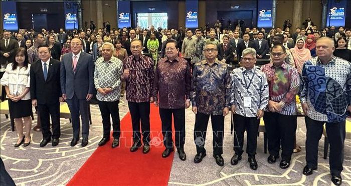 Tổng thư ký ASEAN Kao Kim Hourn (thứ hai từ trái) và Thủ tướng Malaysia Anwar Ibrahim (thứ năm từ trái) và các đại biểu tại APR 2026. Ảnh: Viên Luyến/PV TTXVN tại Malaysia