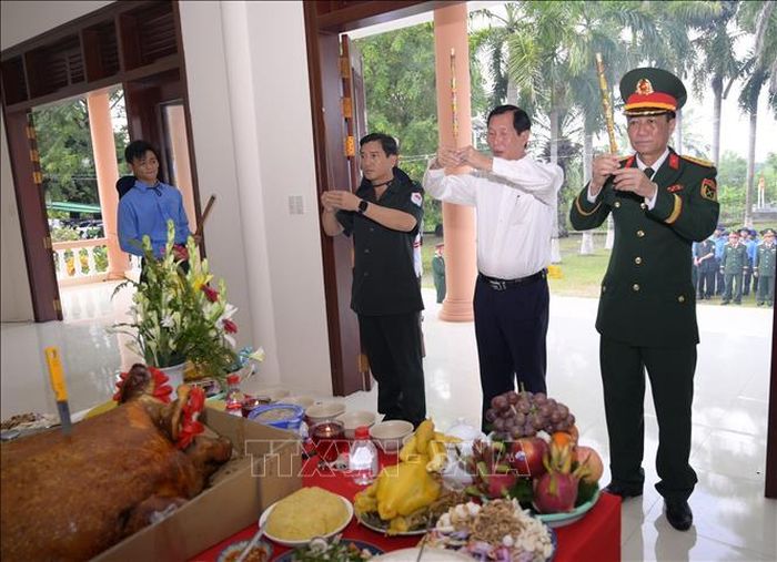 Ban Chỉ đạo 515 tỉnh An Giang dâng hoa, dâng hương tưởng niệm các Anh hùng liệt sĩ. Ảnh: Văn Sĩ/ TTXVN