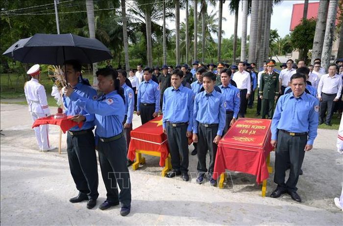 Ban Chỉ đạo 515 tỉnh An Giang dâng hoa, dâng hương tưởng niệm các Anh hùng liệt sĩ.