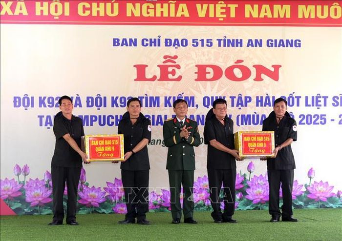 Ban Chỉ đạo 515 Quân khu 9 trao quà cho đội K92 và Đội K93. Ảnh: Văn Sĩ/TTXVN