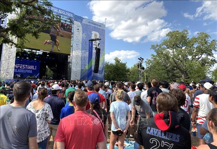 Người hâm mộ xem bóng đá tại khu Fan Zone ở Lemon Hill, thành phố Philadelphia (Mỹ). Ảnh: Ngọc Quang/PV TTXVN tại Mỹ.