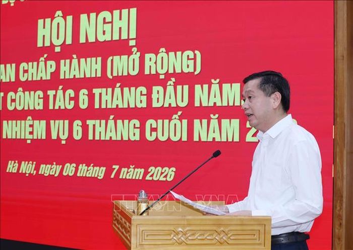 Đồng chí Nguyễn Long Hải, Ủy viên Trung ương Đảng, Phó Bí thư Thường trực Đảng ủy các cơ quan Đảng Trung ương trình bày báo cáo tại hội nghị. Ảnh: Phương Hoa/TTXVN