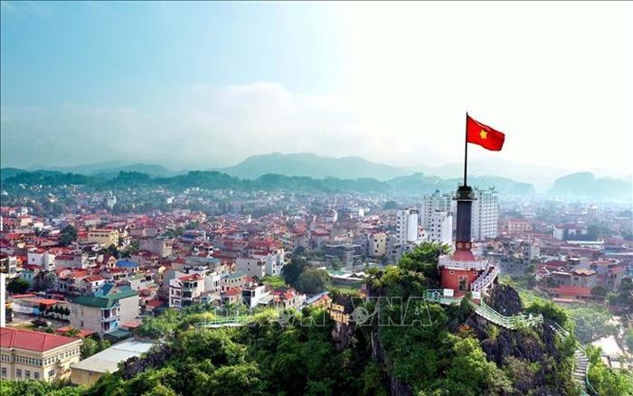 Thành phố Lạng Sơn nhìn từ phía Cột cờ núi Phai Vệ. Ảnh: Anh Tuấn/TTXVN