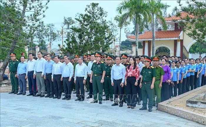 Lãnh đạo thành phố Cần Thơ dự Lễ dâng hoa, dâng hương các Anh hùng liệt sĩ tại Nghĩa trang liệt sĩ Ô Môn.
