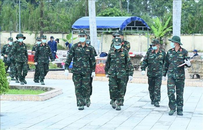 Hài cốt liệt sĩ chưa xác định danh tính được đưa đến vị trí lấy mẫu trong khuôn viên Nghĩa trang liệt sĩ Ô Môn.